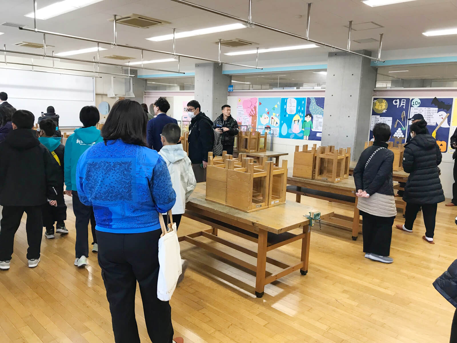 父兄も熱心に参観