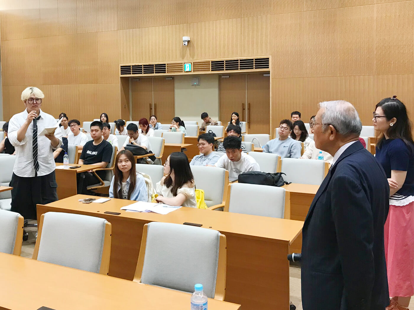 「石油探査の新しい技術」について討論