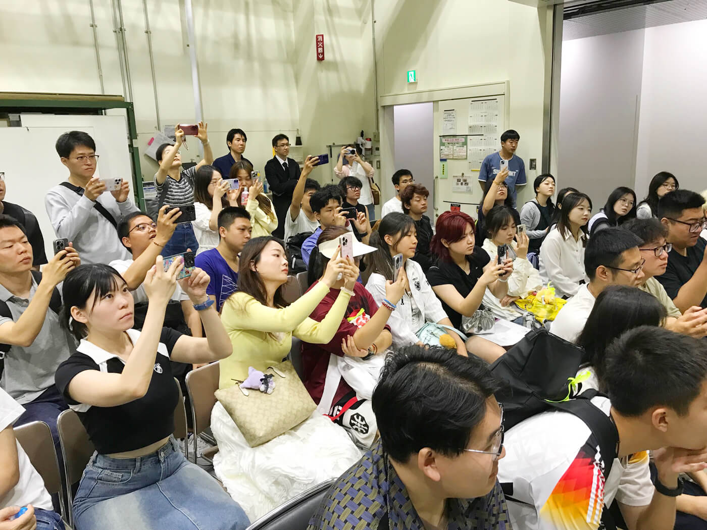 学生は脆くなった金属にびっくり